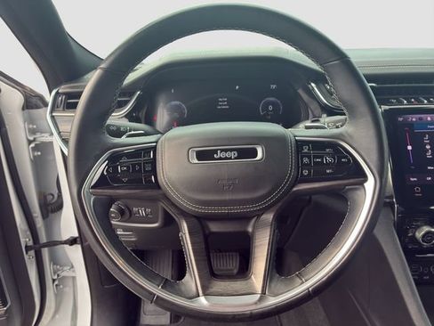Used 2022 Jeep Grand Cherokee Overland w/ Luxury Tech Group IV AWD/4WD image 17