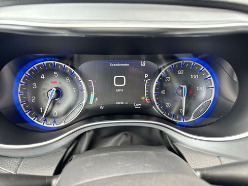 Used 2025 Chrysler Pacifica Limited FWD image 15