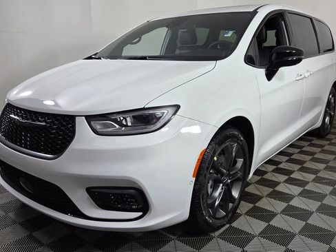 New 2026 Chrysler Pacifica Select image 3