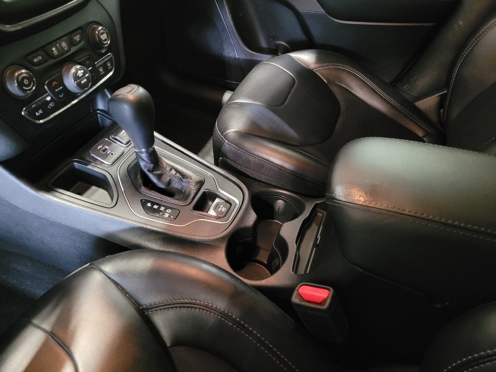 Used 2019 Jeep Cherokee Latitude Plus w/ Comfort/Convenience Group FWD image 26