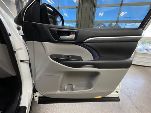Used 2017 Toyota Highlander Limited Platinum AWD/4WD image 32