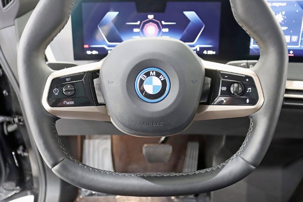 Used 2025 BMW iX xDrive50 w/ Premium Package AWD/4WD image 15