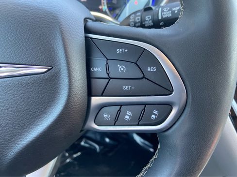 Used 2024 Chrysler Pacifica Touring-L FWD image 23
