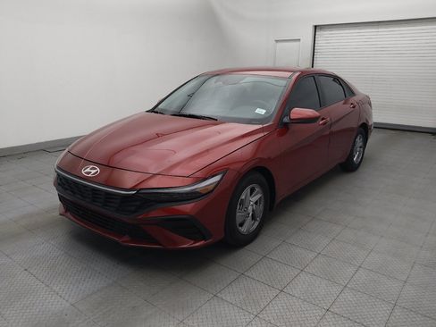 Used 2025 Hyundai Elantra SE FWD image 2