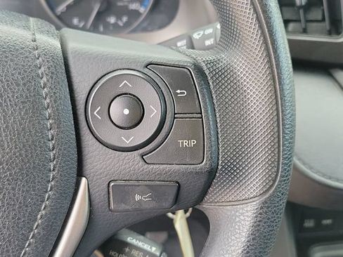 Used 2018 Toyota RAV4 LE FWD image 17