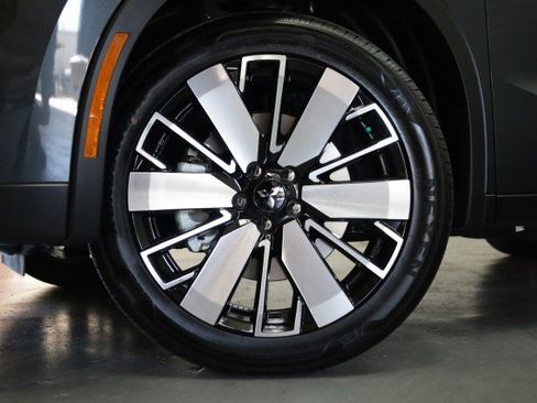 New 2025 Mitsubishi Outlander SE image 3