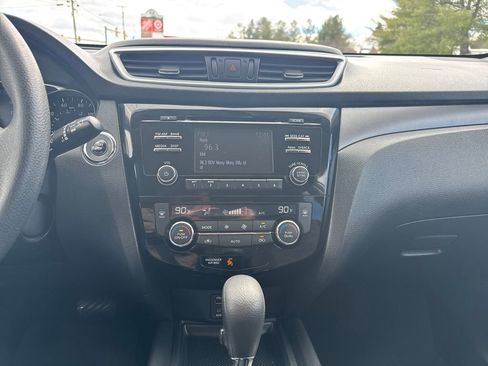 Used 2016 Nissan Rogue SV image 19