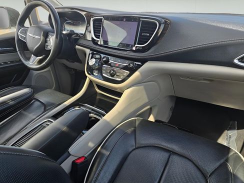 Used 2023 Chrysler Pacifica Limited image 12