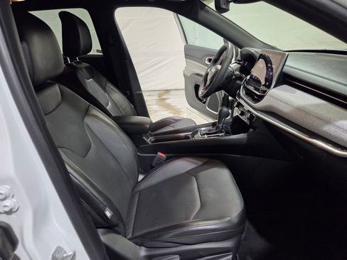 Used 2023 Jeep Compass Latitude image 12