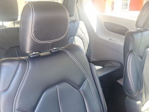 Used 2023 Chrysler Pacifica Touring-L FWD image 18