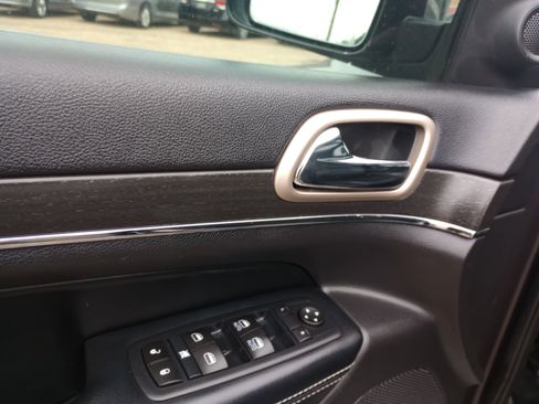 Used 2017 Jeep Grand Cherokee Limited w/ Luxury Group II image 12