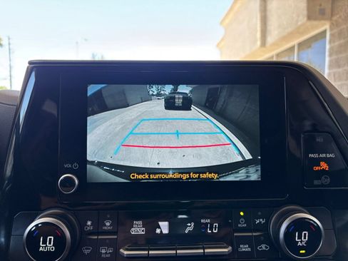 Used 2025 Toyota Highlander LE FWD image 25