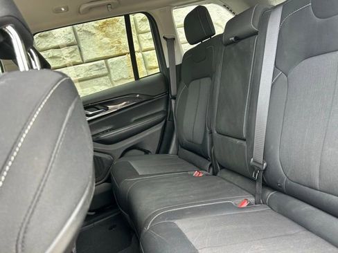 Used 2023 Jeep Grand Cherokee Laredo image 9