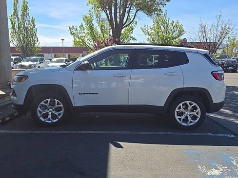 Used 2024 Jeep Compass Latitude image 2