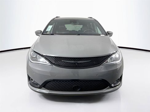 Used 2020 Chrysler Pacifica Touring-L Plus FWD image 9