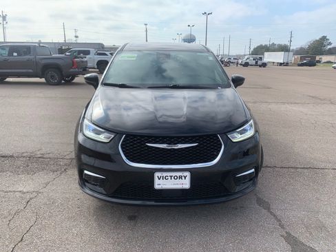 Used 2025 Chrysler Pacifica Select image 2