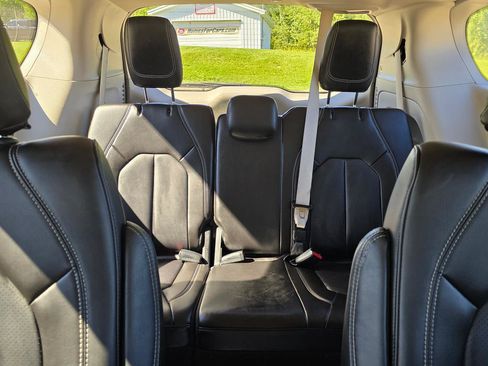 Used 2023 Chrysler Pacifica Touring-L AWD/4WD image 18