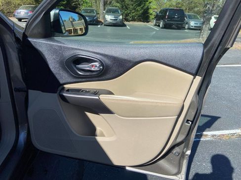 Used 2019 Jeep Cherokee Latitude w/ Popular Appearance Group image 20