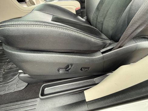 Used 2017 Dodge Grand Caravan SXT image 15