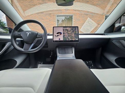 Used 2024 Tesla Model Y Long Range RWD image 39