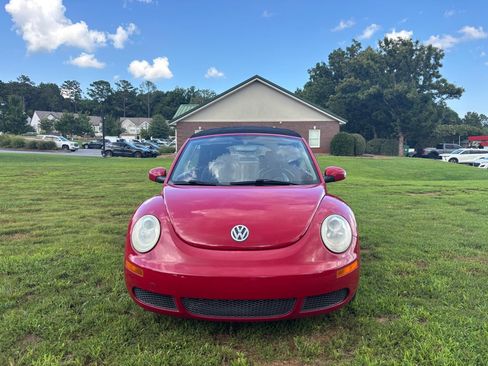 Used 2008 Volkswagen Beetle SE FWD image 2