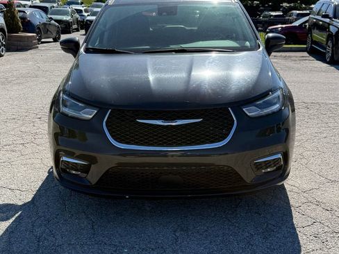 Used 2023 Chrysler Pacifica Touring-L FWD image 2