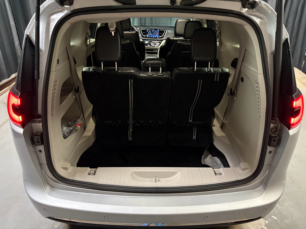 Used 2024 Chrysler Pacifica Touring-L FWD image 24