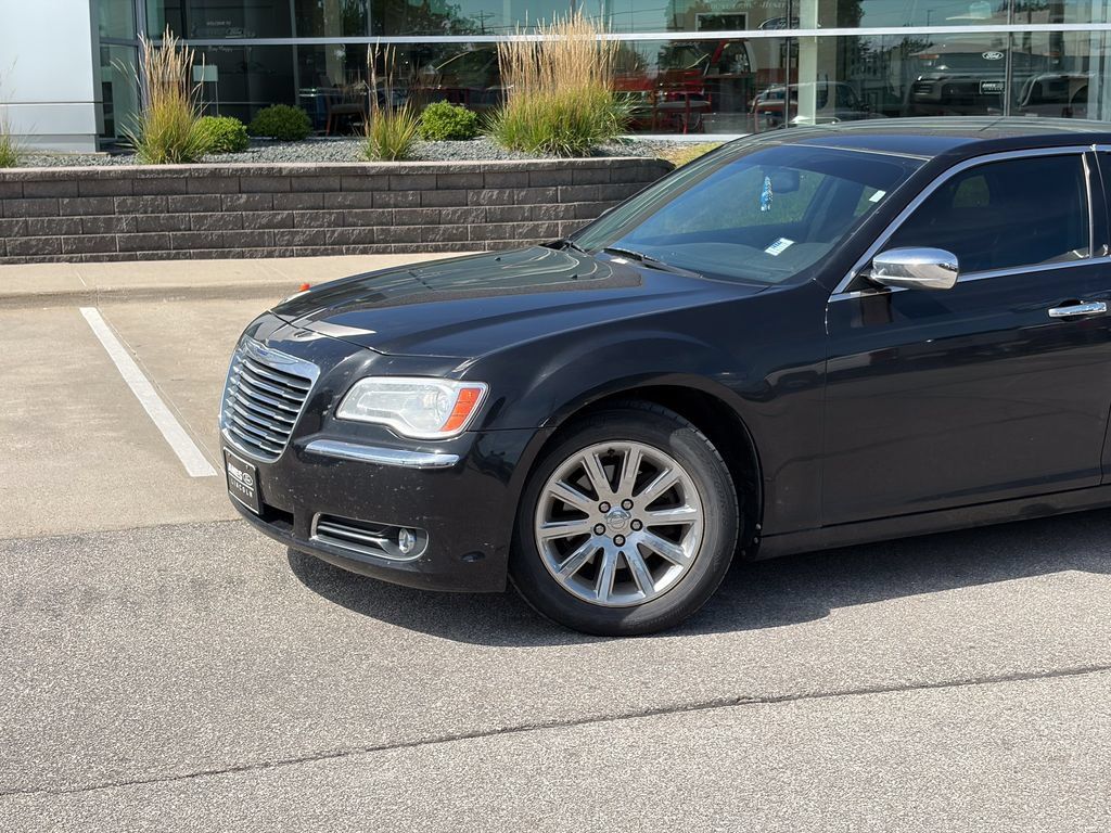 Used 2011 Chrysler 300 Limited RWD image 2