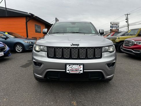 Used 2018 Jeep Grand Cherokee Altitude image 2