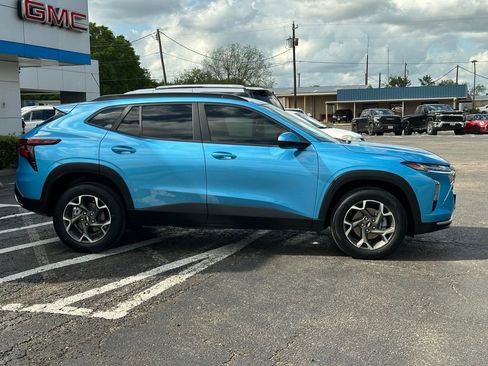Used 2025 Chevrolet Trax LT w/ Driver Confidence Package FWD image 4