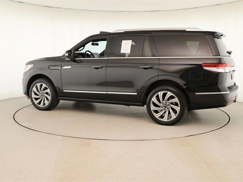 Used 2024 Lincoln Navigator Reserve image 3