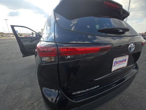 Used 2024 Toyota Highlander XLE AWD/4WD image 29