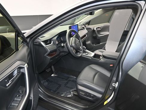 Used 2023 Toyota RAV4 Limited image 12