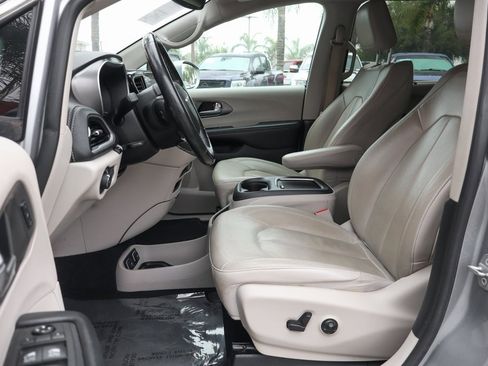 Used 2021 Chrysler Pacifica Touring-L image 17