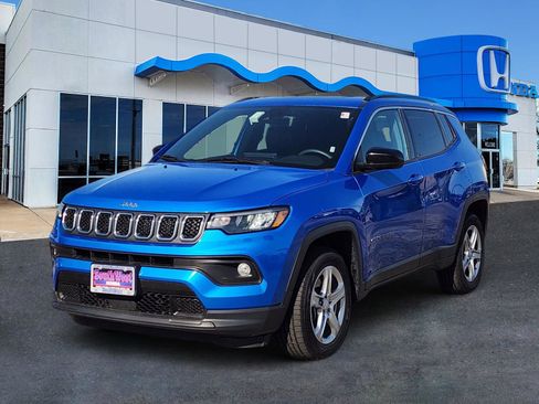 Used 2024 Jeep Compass Latitude AWD/4WD image 2