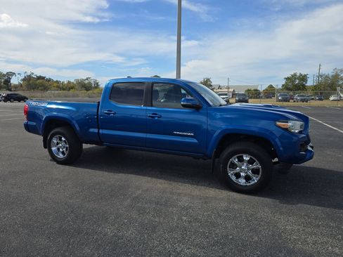Used 2016 Toyota Tacoma TRD Sport image 2