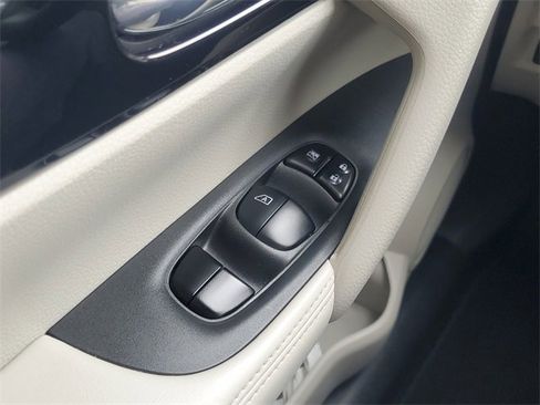 Used 2018 Nissan Rogue Sport SL image 30