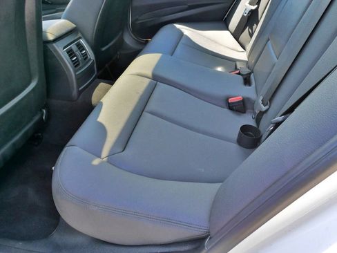 Used 2017 BMW 320i Sedan RWD image 18