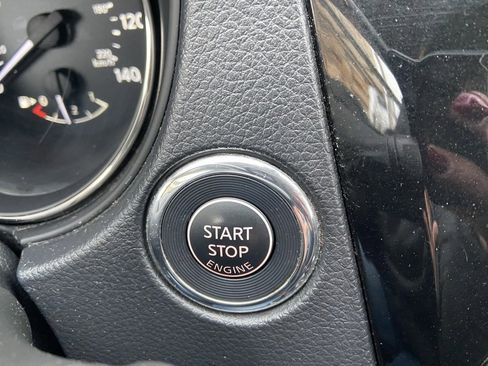 Used 2019 Nissan Rogue SV image 16