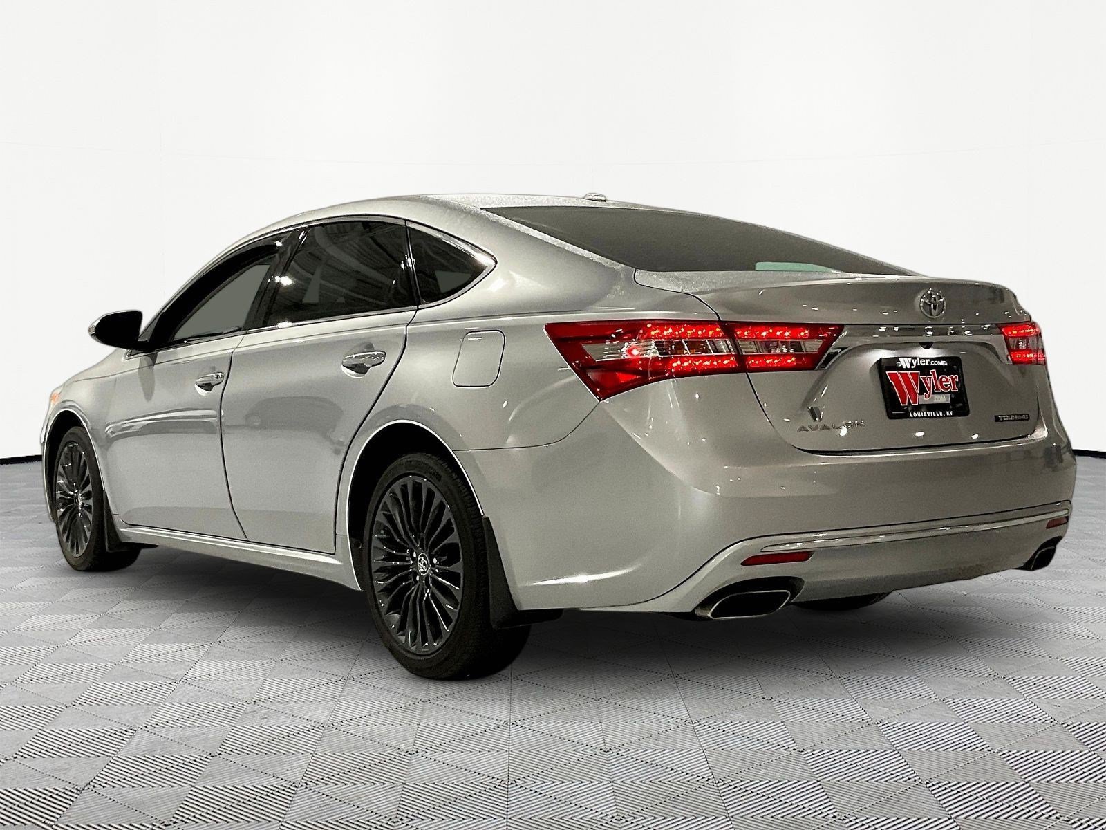 Used 2018 Toyota Avalon Touring FWD image 4