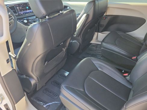 Used 2024 Chrysler Pacifica Select image 10