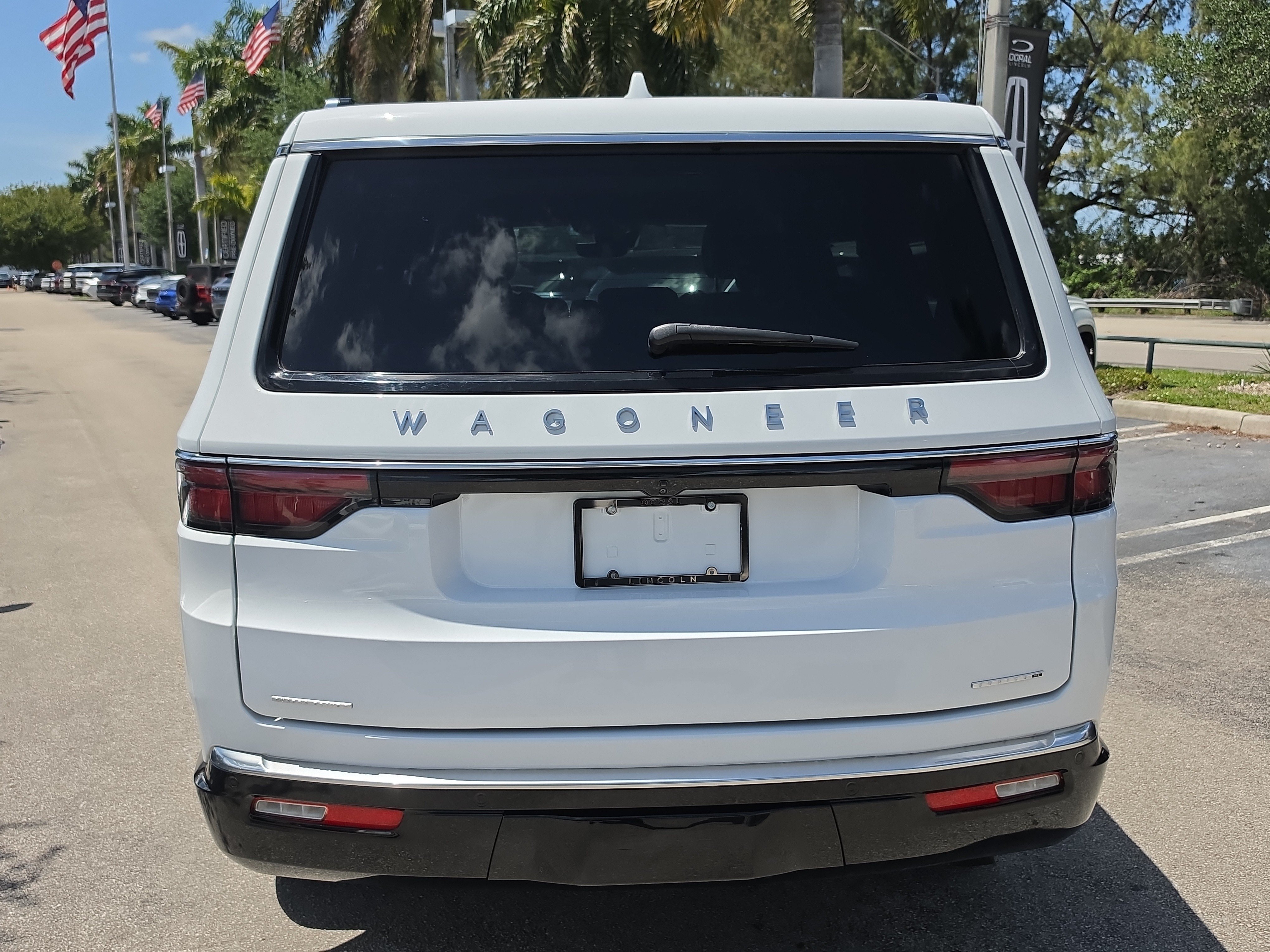 Used 2023 Jeep Wagoneer Series III w/ Preferred Equipment Group AWD/4WD image 5