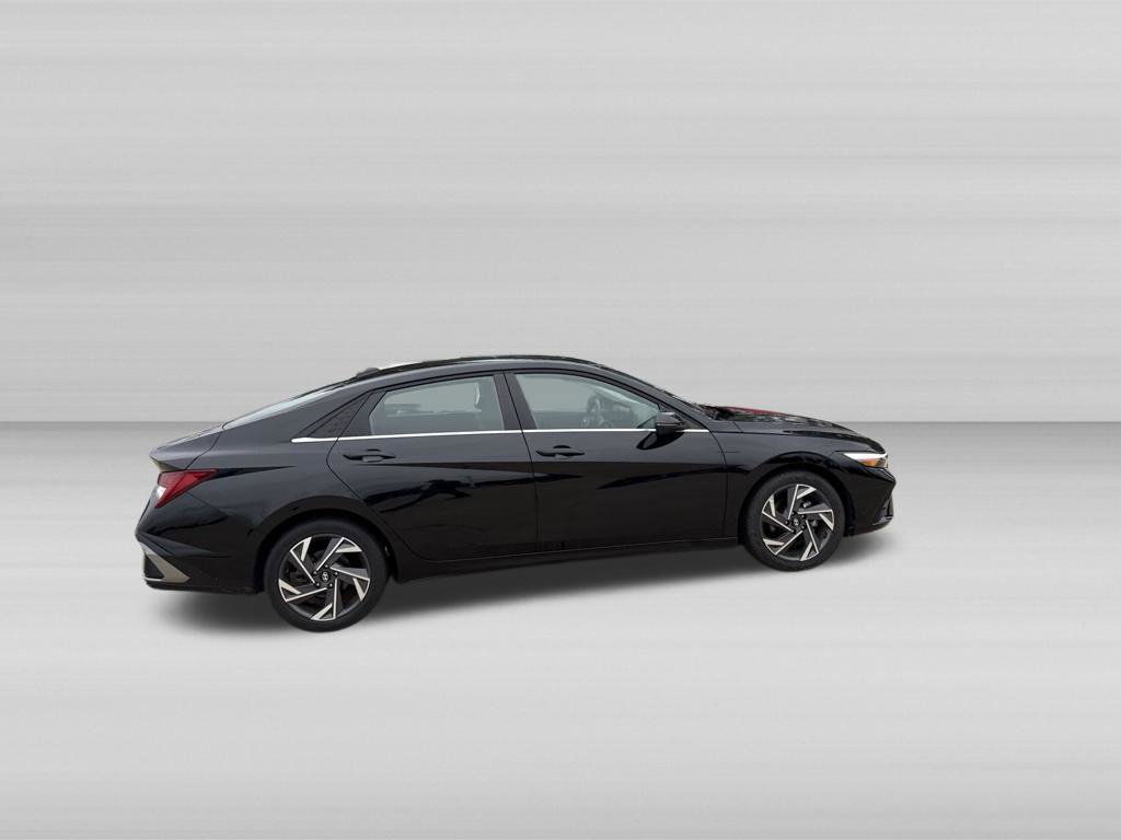 Used 2025 Hyundai Elantra Limited FWD image 4