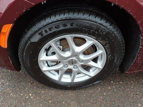 Used 2023 Chrysler Pacifica Touring-L image 9