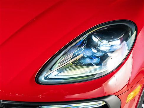 Certified 2026 Porsche Macan AWD/4WD image 12