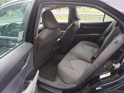 Used 2018 Toyota Camry LE FWD image 11