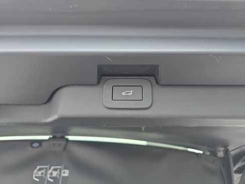 Certified 2025 Land Rover Discovery Dynamic SE image 8