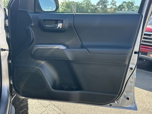 Used 2016 Toyota Tacoma TRD Off-Road w/ Premium & Technology Package AWD/4WD image 14