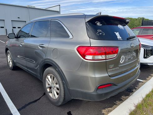 Used 2017 Kia Sorento AWD w/ LX Convenience Package image 2