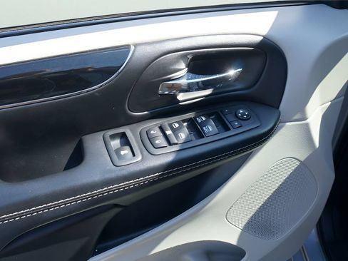 Used 2017 Dodge Grand Caravan SXT w/ Driver Convenience Group FWD image 16